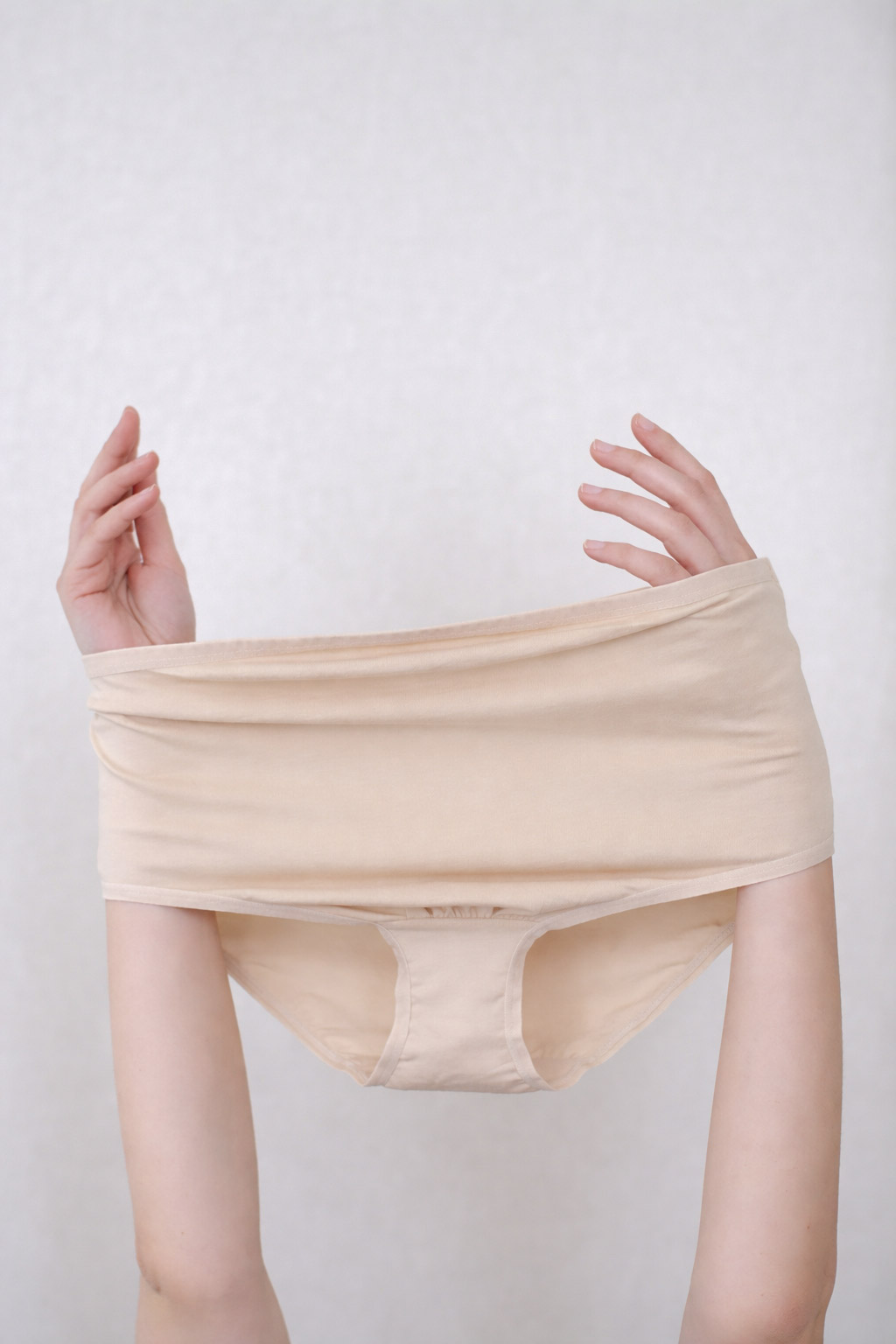 Cuddle Bump trudničke gaćice na modelu
