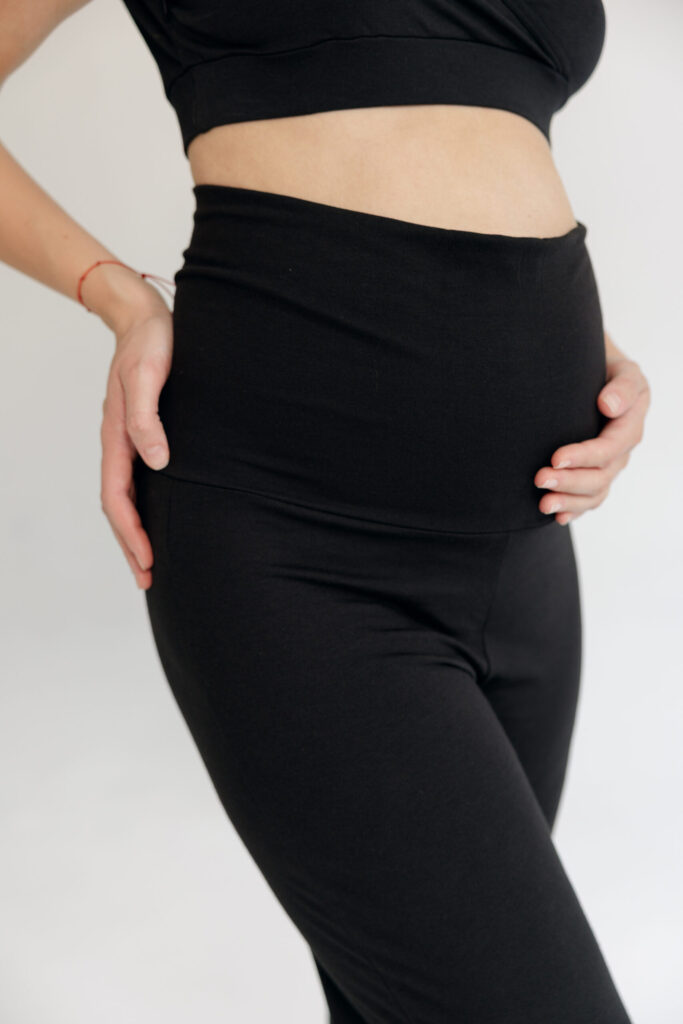 Cloud Fit pantalone za trudnice na modelu