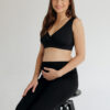 Essential pantalone za trudnice na modelu