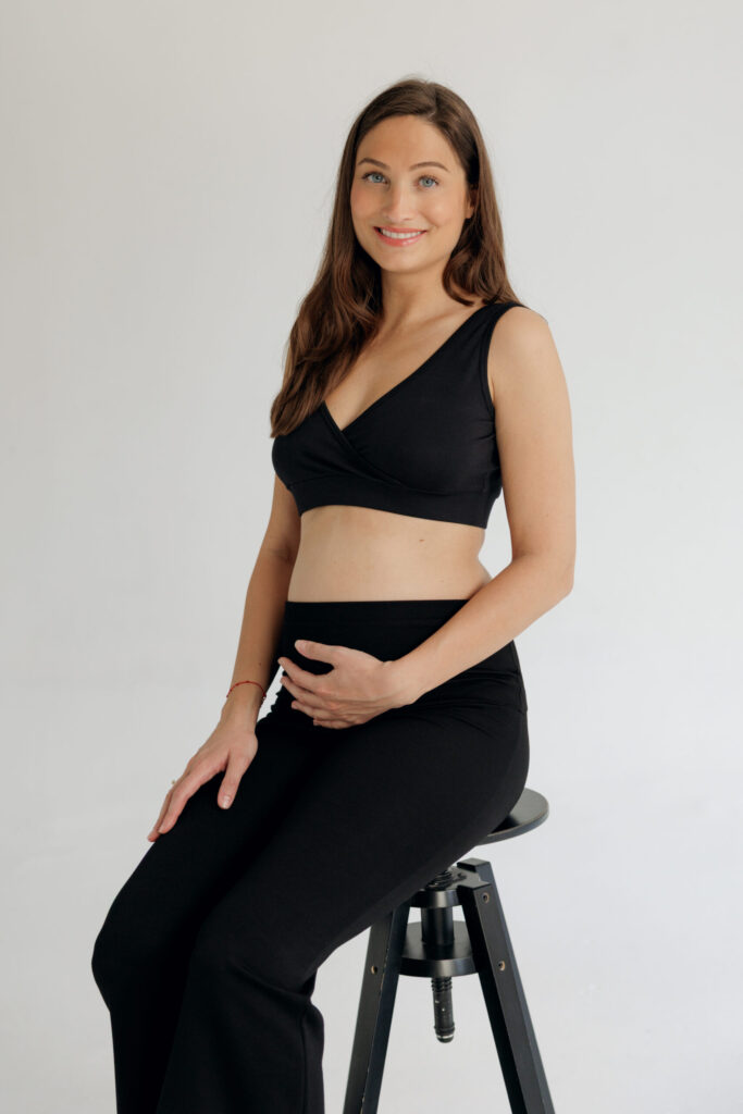 Essential pantalone za trudnice na modelu